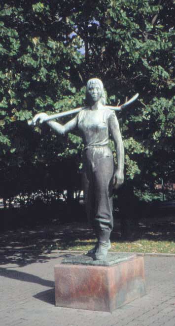 Statue der Aufbauhelferin vor dem Roten Rathaus
